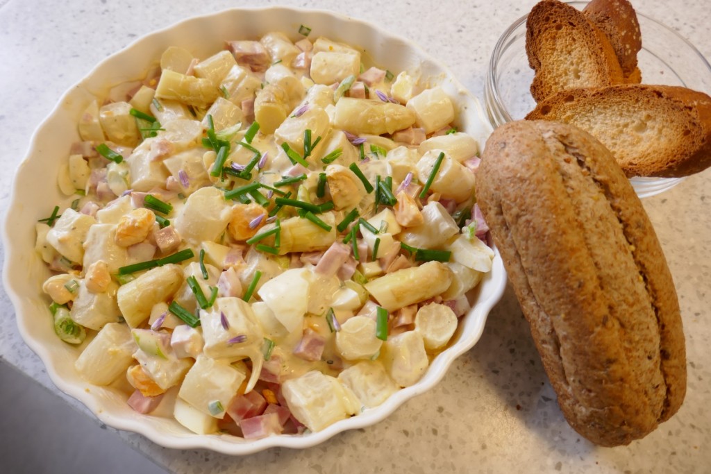 Asperge salade met ham en ei.
