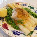 Asperges met miso beurre blanc kabeljauw en tuinerwtjes