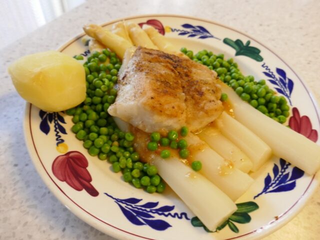 Asperges met miso beurre blanc kabeljauw en tuinerwtjes