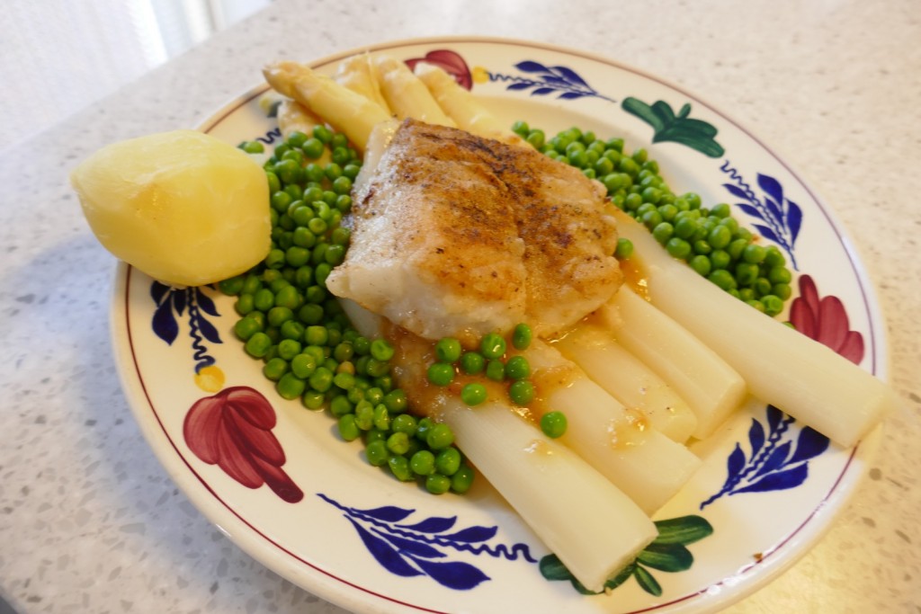 Asperges met miso beurre blanc kabeljauw en tuinerwtjes