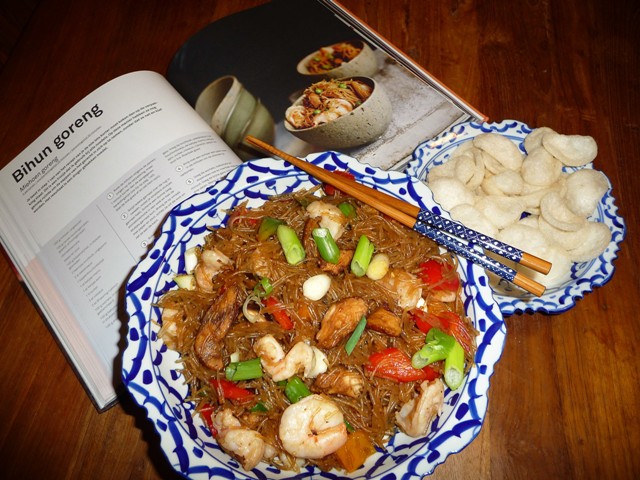 Bihun goreng ayam udang