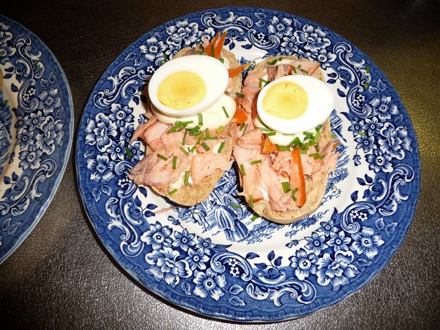 Broodje pulled zalm met ei