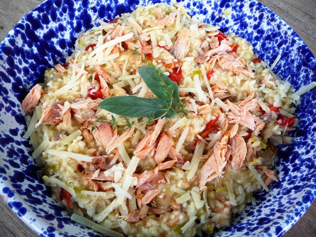 Risotto met (warm)gerookte zalm, prei, puntpaprika en tomaatjes