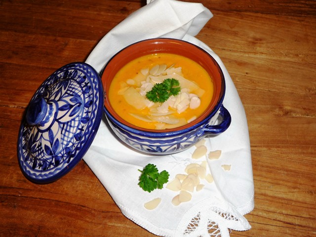 Romige pompoensoep met amandelen en Parmezaan (café Sjiek Maastricht)