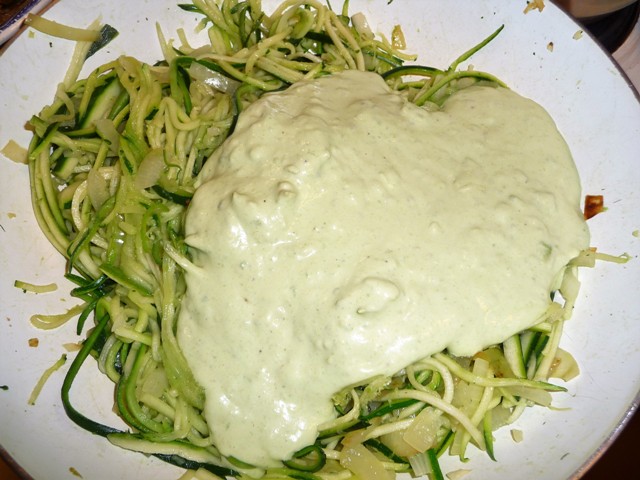 Courgetti met avocadosaus en gerookte paling