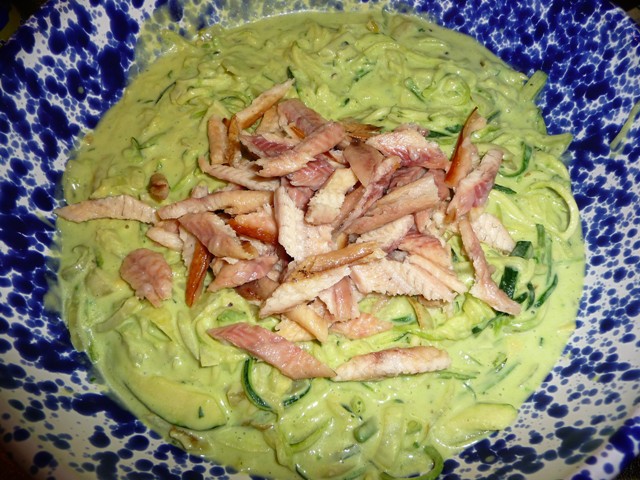 Courgetti met avocadosaus en gerookte paling