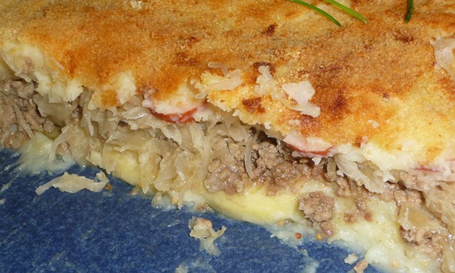 Zuurkoolschotel met appel, gehakt en rookworst
