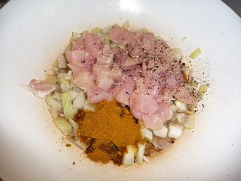Kip kerrie witlofschotel met een dakje van puree