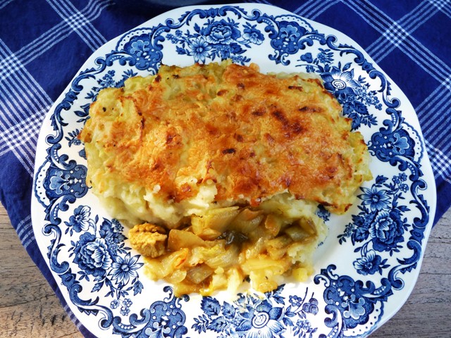 Kip kerrie witlofschotel met een dakje van puree