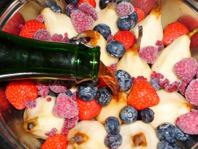 Stoofpeertjes met fruitbier en rood fruit