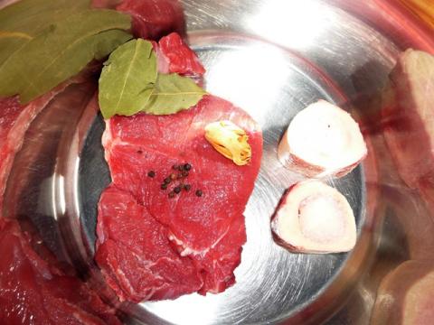 Ouderwetse groentesoep met balletjes en vermicelli