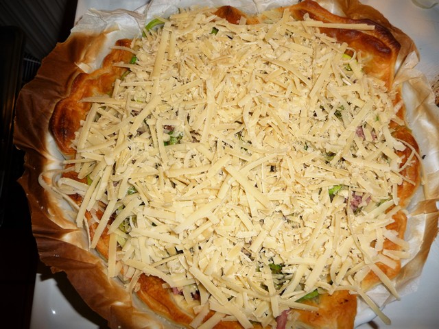 Winterse quiche met spruitjes en rookworst
