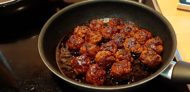 Indische gehakballetjes in een lekker sausje