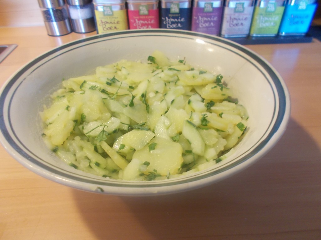 Beierse aardappelsalade met komkommer