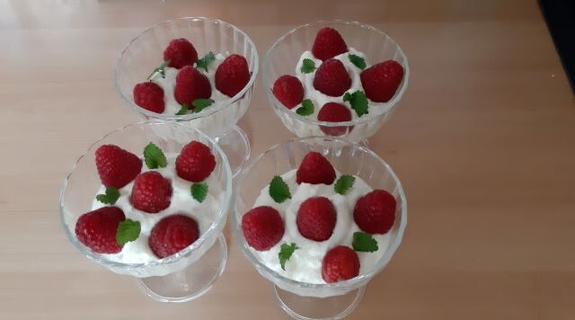 Citroenmousse met frambozen