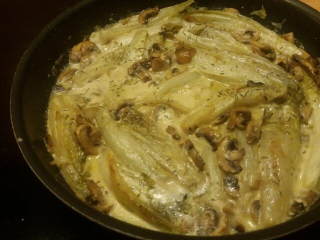 Gebakken witlof met champignons in roomsaus en peterseliepuree