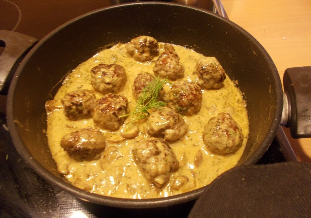 Gehaktballetjes in honingmosterdroomsaus met champignons en dille
