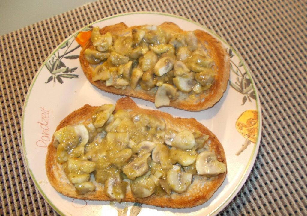 Geroosterde boterhammetjes met een lekkere romige champignonragout