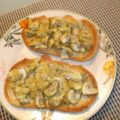 Geroosterde boterhammetjes met een lekkere romige champignonragout