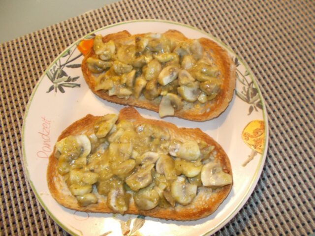 Geroosterde boterhammetjes met een lekkere romige champignonragout