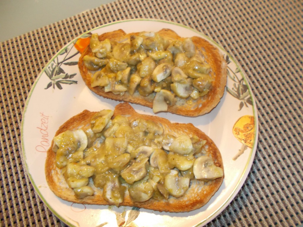Geroosterde boterhammetjes met een lekkere romige champignonragout