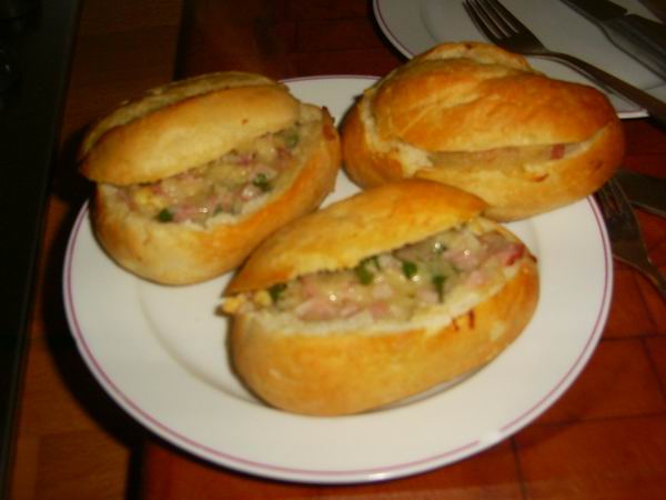 Gevulde broodjes uit de oven