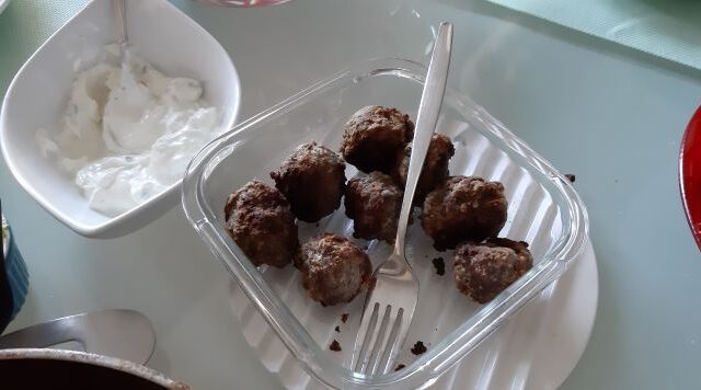 Grieks gekruide gehaktballetjes met tzatziki