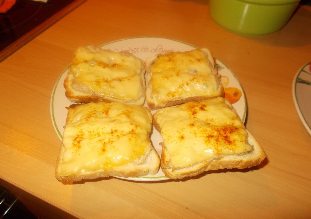 Lekker lunchen? Warme tonijnboterhammetjes uit de oven.