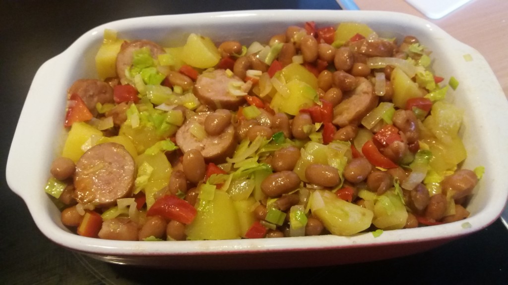 Ovenschotel bruine bonen met rookworst paprika en krieltjes