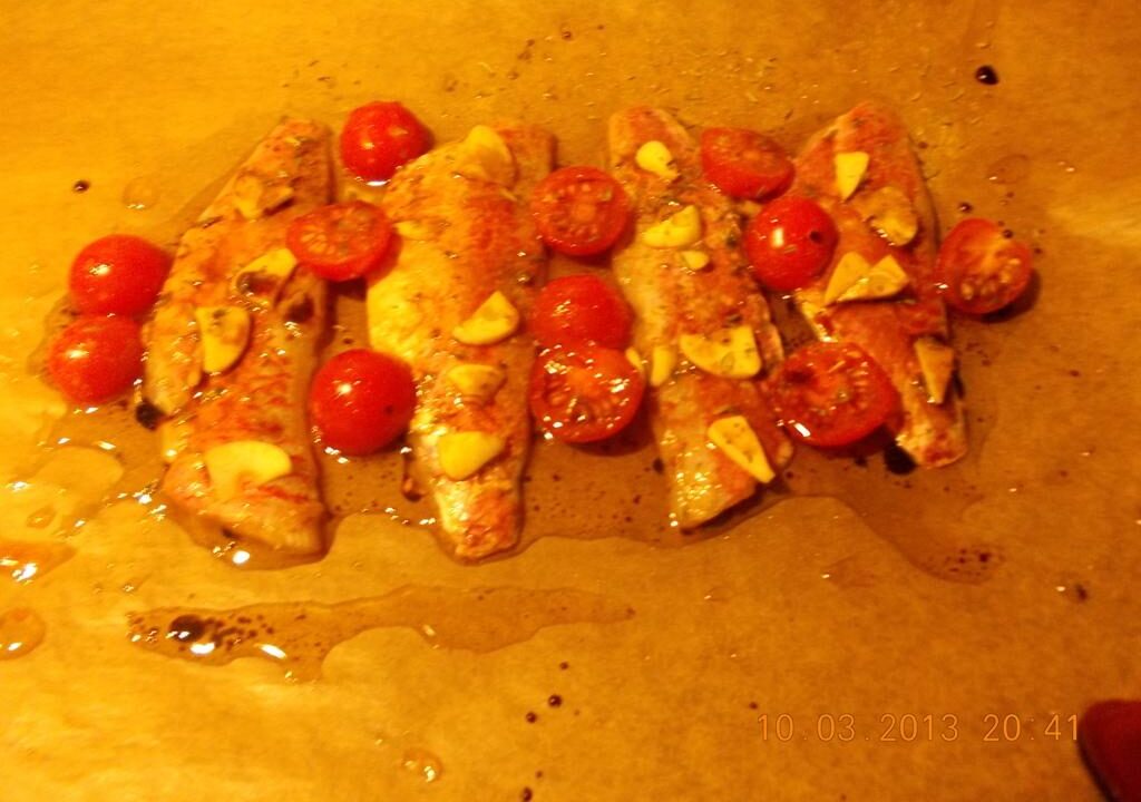 Rode mulfilet uit de oven met tomaten, knoflook en balsamico .