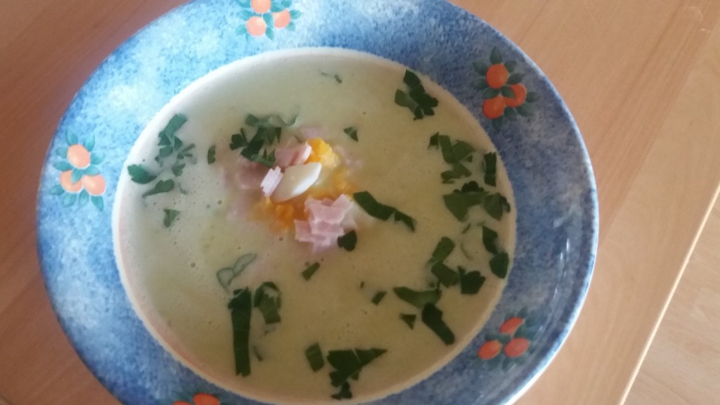 Romige bloemkoolcrèmesoep met ham en hardgekookt ei