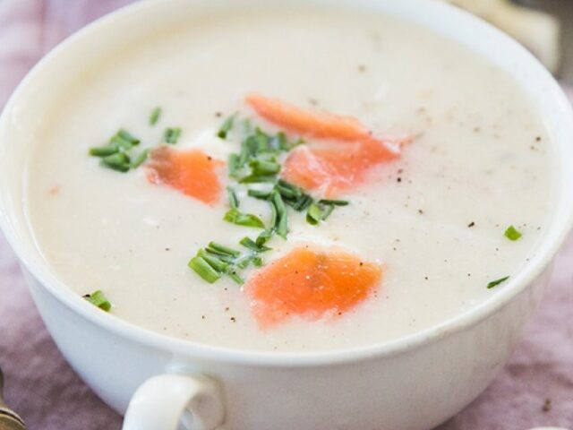 Romige bloemkoolsoep met gerookte zalm