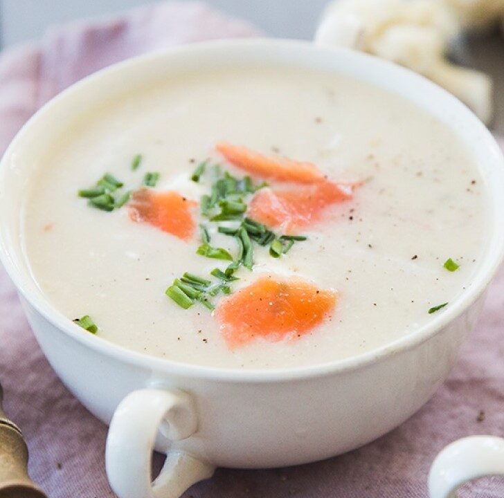 Romige bloemkoolsoep met gerookte zalm