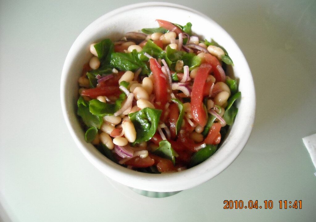 Witte bonensalade met tomaten en basilicum Insalata fagioli e pomodori
