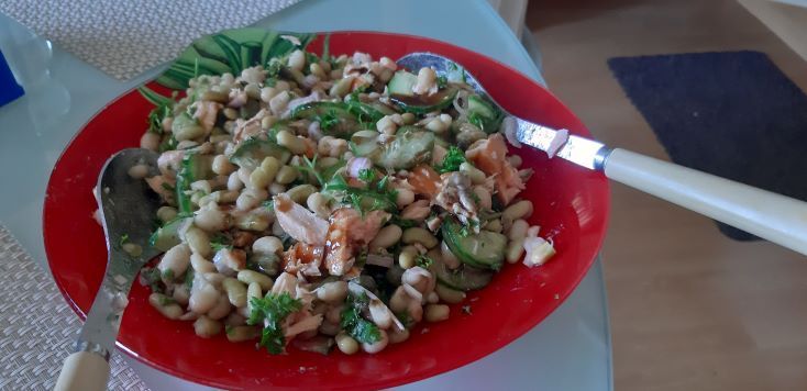 Zomerse salade van witte bonen met warmgerookte zalm