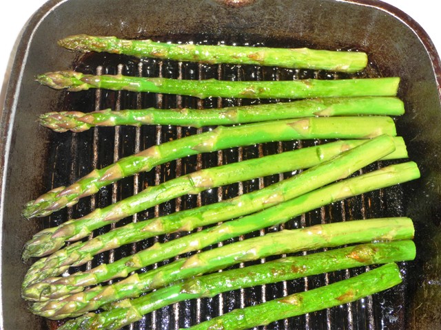 Asperges met bacon, ei en hazelnoten