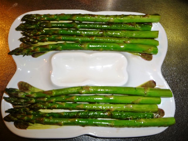 Asperges met bacon, ei en hazelnoten