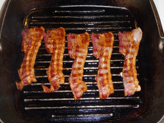 Asperges met bacon, ei en hazelnoten