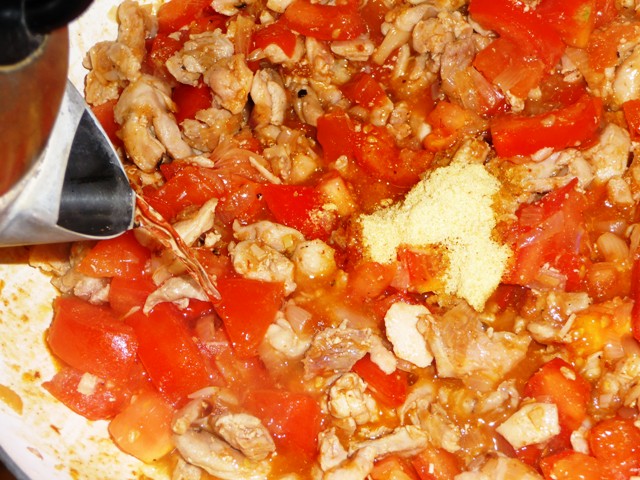 Turkse kipgroenteschotel (sebzeli piliç güveç)