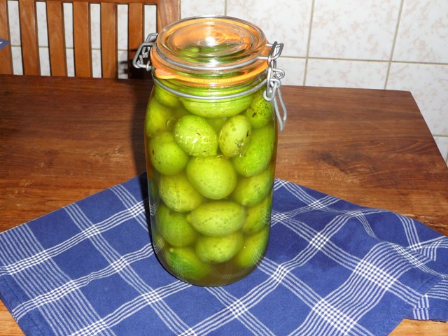 Groene walnoten zoetzuur van Nel Schellekens
