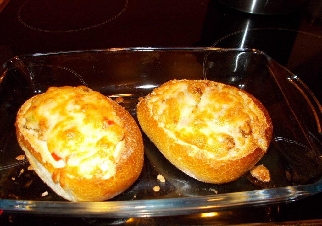 Gegratineerde gevulde broodjes met gehakt, paprika en lenteui