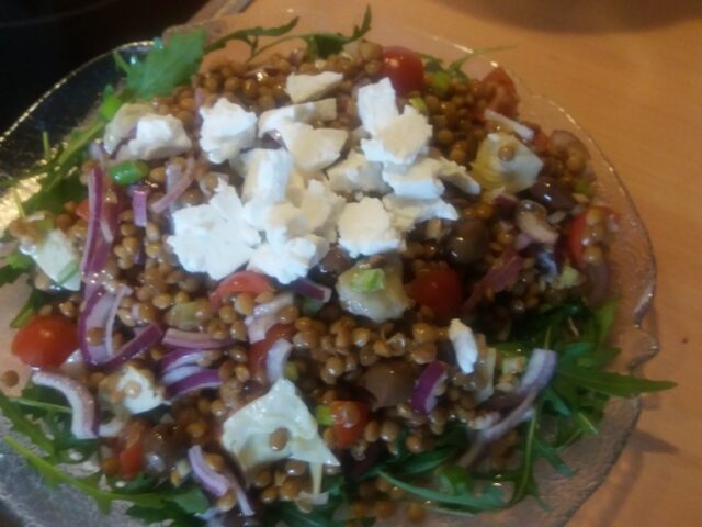 Griekse linzensalade met feta en rucola