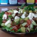 Griekse salade met avocado feta en rucola