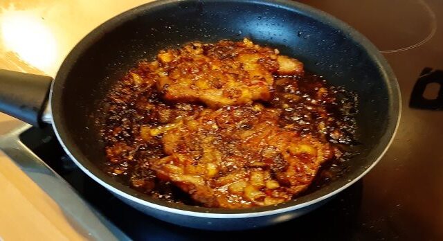 Pittige schouderkarbonade uit de oven met ui knoflook en chilisaus