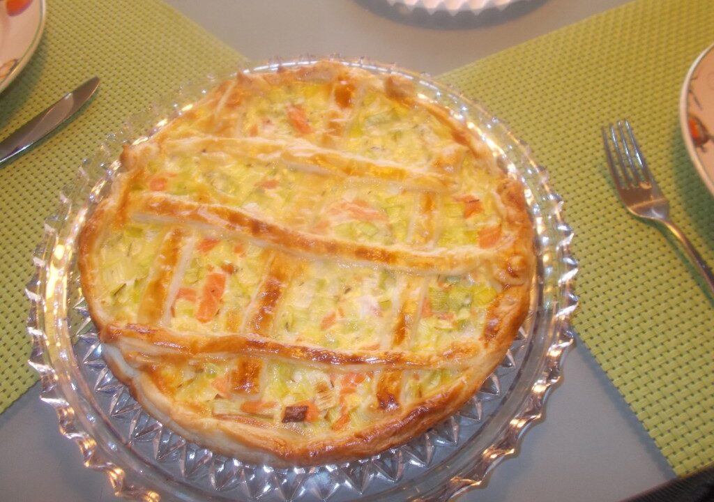 Preitaart met gerookte zalm en een bodem van bladerdeeg