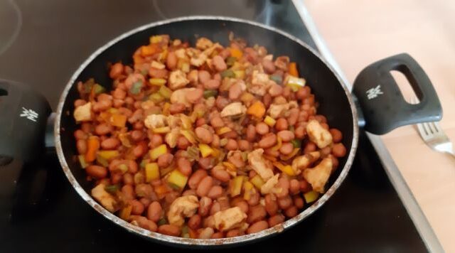 Surinaamse bruine bonen met kip en groenten