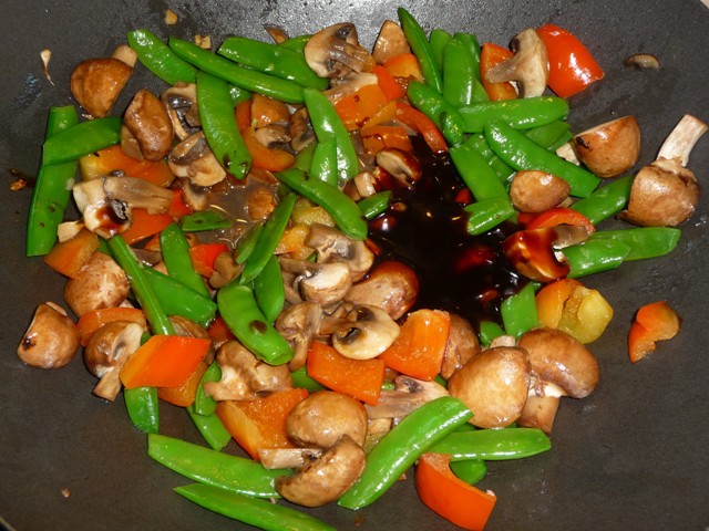 Noedels met grote garnalen champignons sugar snaps paprika&hoisinsaus