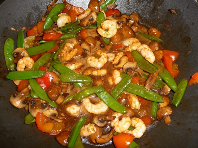 Noedels met grote garnalen champignons sugar snaps paprika&hoisinsaus