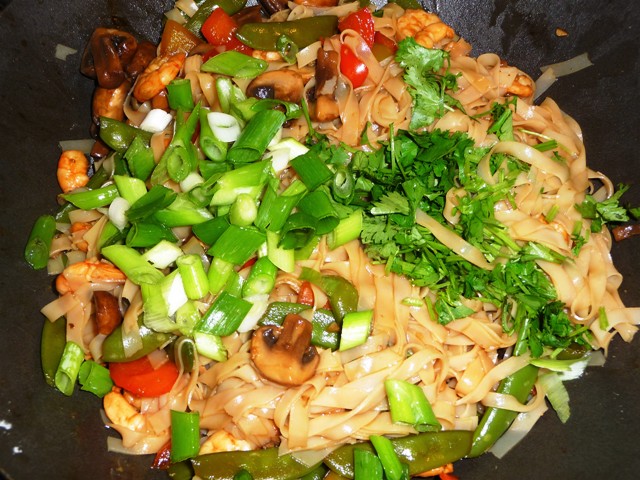 Noedels met grote garnalen champignons sugar snaps paprika&hoisinsaus