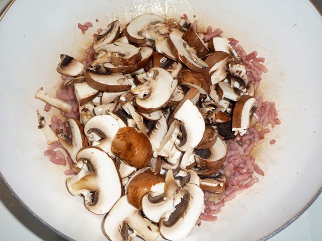Spaghetti met spekjes, champignons en (daslook)pesto